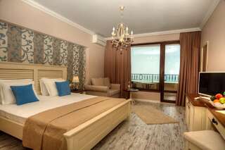 Отель Sunny Castle Hotel Кранево Двухместный номер с 1 кроватью, балконом и видом на море (для 3 взрослых) - Бесплатный доступ на пляж-3